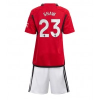 Camiseta Manchester United Luke Shaw #23 Primera Equipación para niños 2023-24 manga corta (+ pantalones cortos)